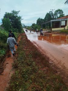 Lahan Perumahan Jadi Biang Lumpur: Satu Pengendara Jatuh, PijarLutim Desak Audit Legalitas Proyek di Matompi!