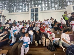 Berfoto Dengan Atlet Cilik Perjalanan Dinas, Erni Malape Sematkan Dukungan untuk Atlet Karate Luwu Timur di Makassar