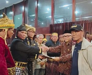 MOKOLE WAWAINIA RAHAMPUU MATANO SAHKAN PENGURUS LEMBAGA ADAT TO KARUN SI’E YANG DIHADIRI LANSUNG DATU LUWU