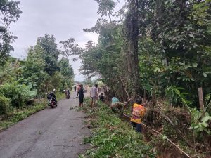 Gotong Royong Babinsa dan Warga Towuti Bersihkan Saluran Irigasi, Wujudkan Lingkungan Bersih dan Bebas Banjir