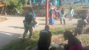 Babinsa Koramil 1403-16/Nuha Bersama Warga Gelar Karya Bakti Pembersihan Saluran Irigasi di Desa Buangin