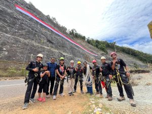 Bendera 80 Meter Berkibar di Tebing Duta Graha, Warnai HUT RI ke-80 di Luwu Timur